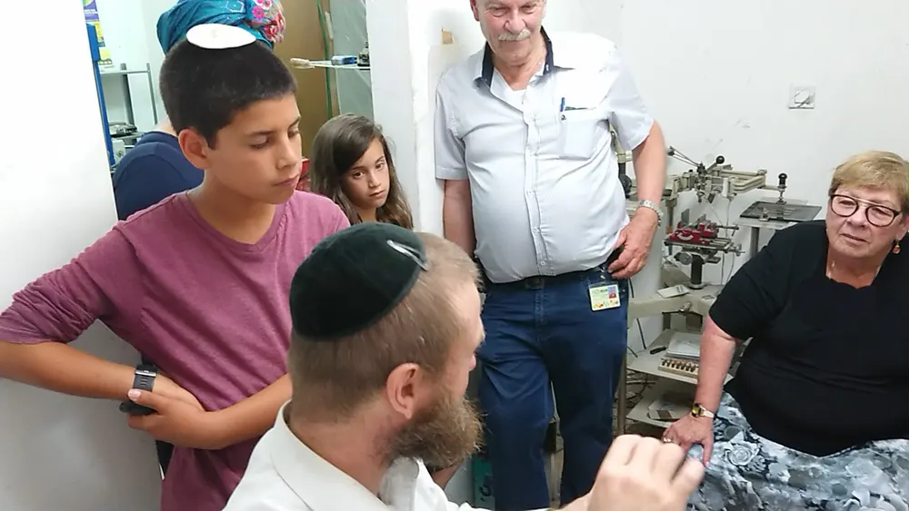 משפחה בסדנת תפילין